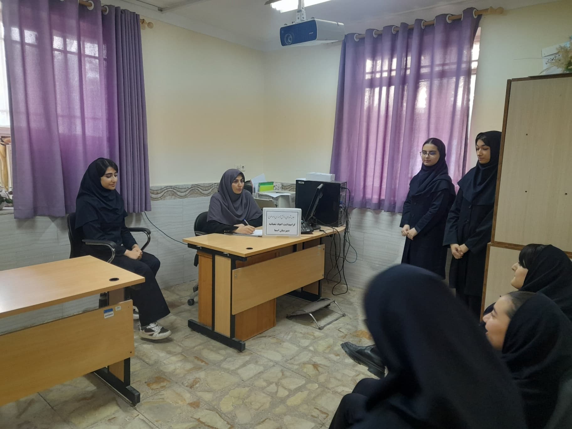 در این ایام مبارک، اعیاد شعبانیه با ولادت های پر برکت اهل بیت(ع) علاوه بر تجدید عهد با آرمانهای انقلاب،به دل های ما نور امید می بخشد. برگزاری جلسه شورای دانش آموزی باموضوع اعیاد شعبانیه و گرامیداشت دهه فجر