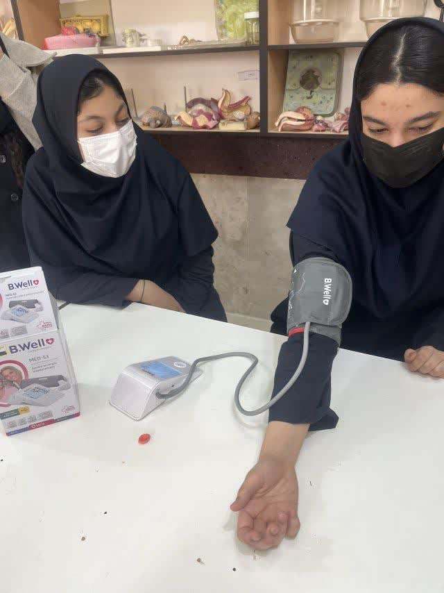 آموزش اندازه گیری فشار و قند خون توسط سرکار خانم قنواتی